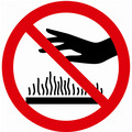 Symbol + tekst: Rør ikke ved dele, der er varme under drift...
